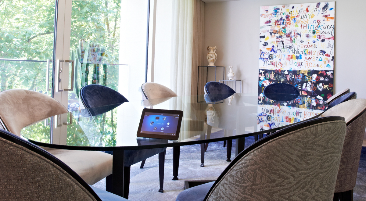 Salle de conf&eacute;rence automatis&eacute;e avec plateforme Control 4